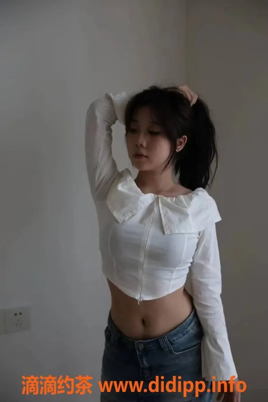 成都楼凤-紫萱：160cm匀称嫩妹，500元一次热情服务