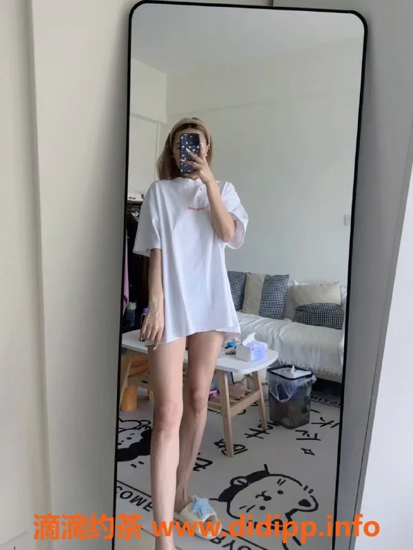 成都楼凤-市中心少妇车言言，课时费6p，服务超贴心