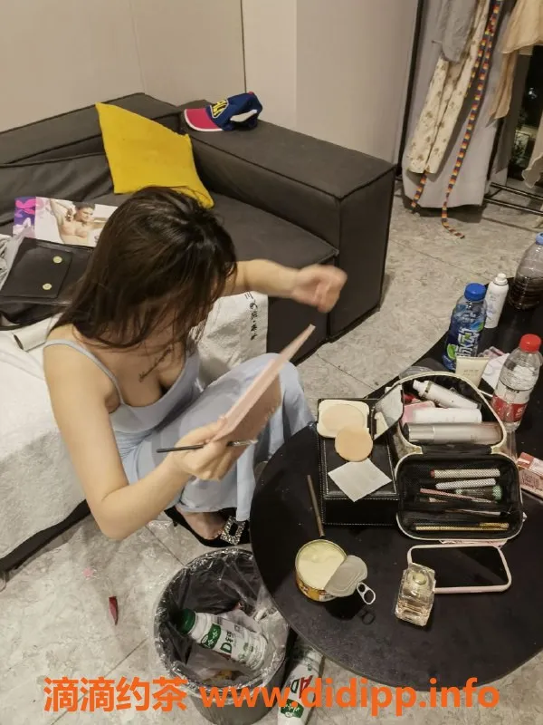 成都楼凤-成都呆呆，16岁163cm，白皙紧致，服务优质