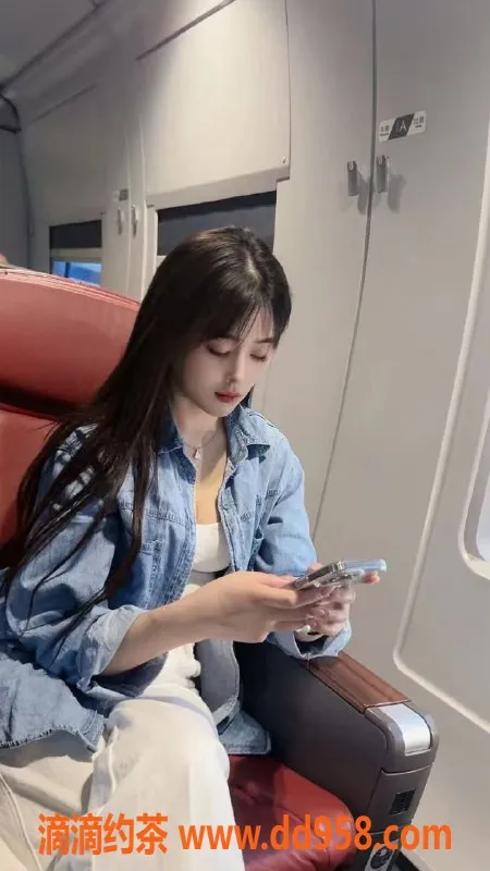 常州楼凤-武进小飞，165cm嫩妹，600元陪浴等你体验！