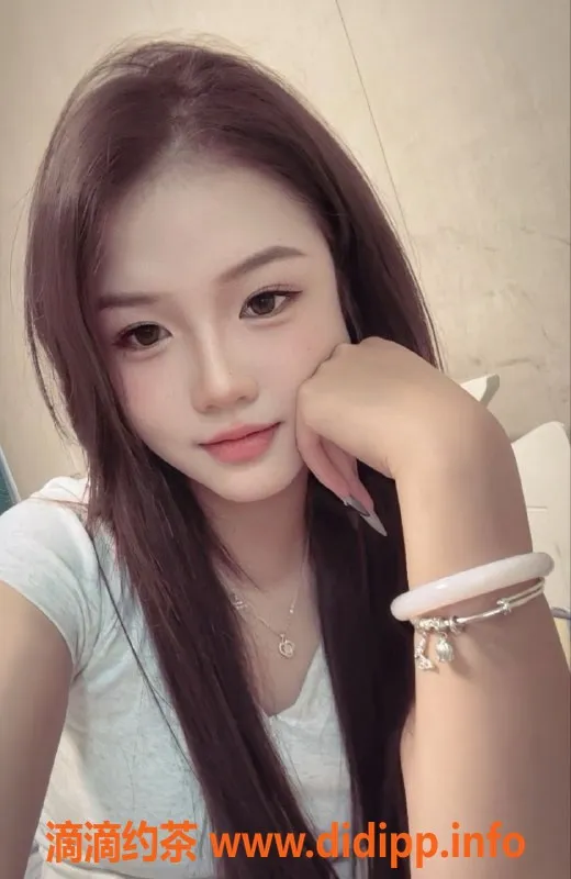 常州楼凤-武进18岁嫩妹欢欢，165身高，陪浴服务