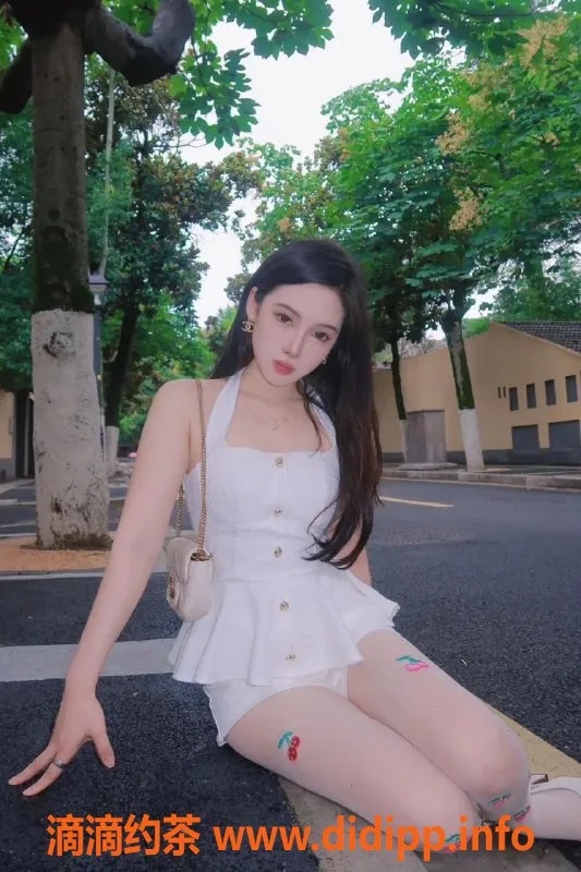 常州楼凤-武进花花，165cm C罩杯嫩妹，陪浴与调情服务