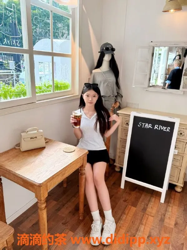 中山楼凤-石岐小琪，18岁B罩杯，服务超赞800元起