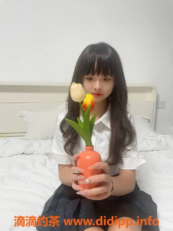 中山楼凤-东区小晴，18岁，胸围36B，性价比高