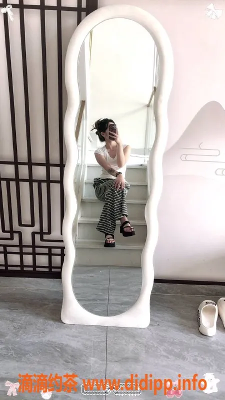 中山楼凤-小榄困困，20岁魅力B罩杯，700元起服务