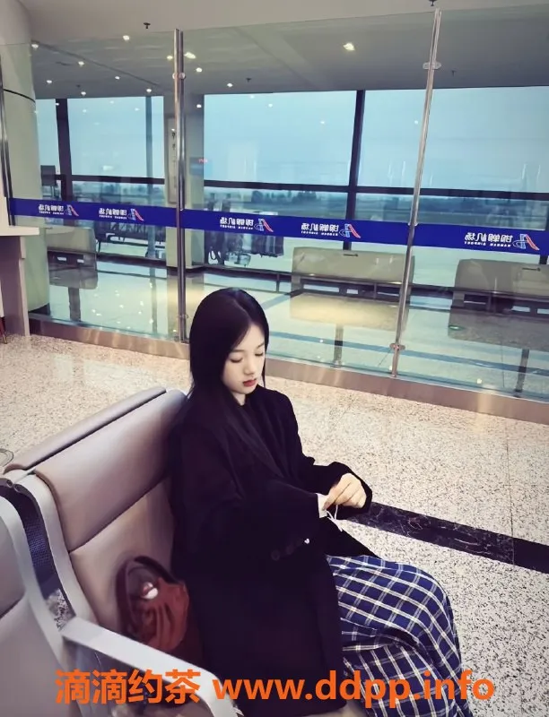 无锡外围-梁溪区雨菲，高颜值制服女，15岁/67kg，1400元起