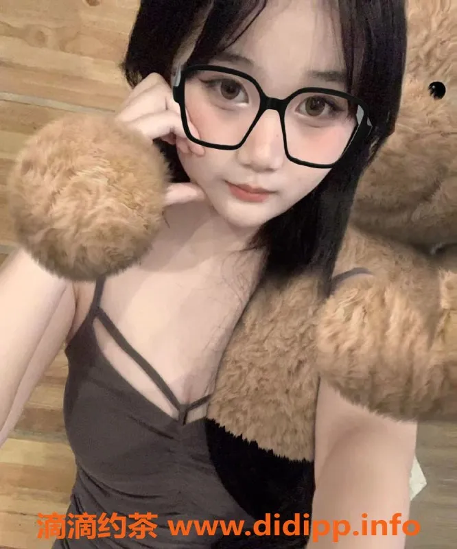 成都楼凤-成都小窄 16岁匀称美少女 500元包夜2400