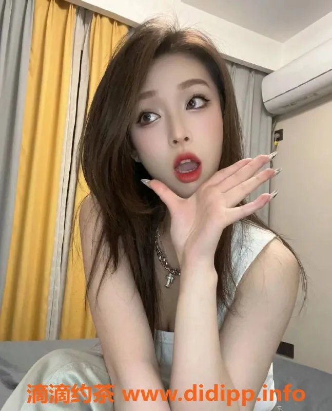 重庆楼凤-龙湖佰乐街思琪，21岁165cm，46kg，B罩杯等你来享受！