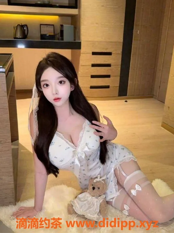 无锡楼凤-巨乳女神空降梁溪白金汉爵，69元陪浴服务