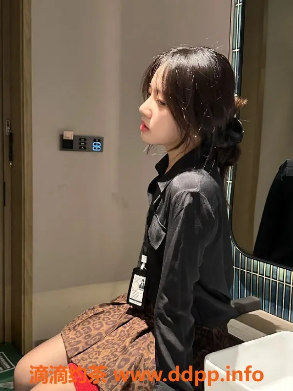 深圳楼凤-龙岗坂田兼职佳人叮叮，23岁160cm，享受不一样的服务