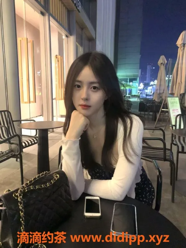 广州楼凤-花都安萌，21岁美少女，身高163，超值夜课