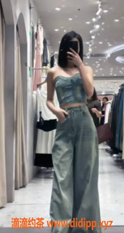 中山楼凤-东区小雨，21岁B罩杯，500p鸳鸯浴特惠