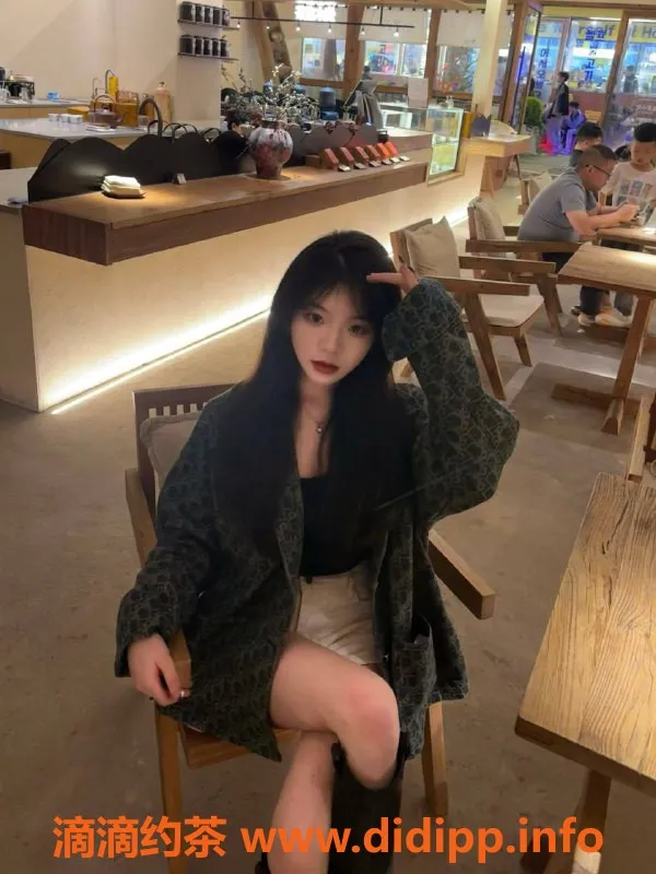 深圳楼凤资源信息,龙华区小C，900元高质服务，舌吻双飞等你来体验！