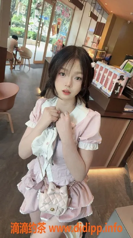 成都楼凤-锦城湖嫩妹豆子，甜美萝莉，6p体验