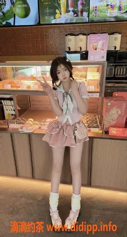 成都楼凤-锦城湖嫩妹豆子，甜美萝莉，6p体验