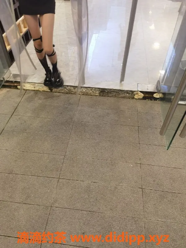 成都楼凤-成都困困，18岁156cm小巧萝莉，700元一次