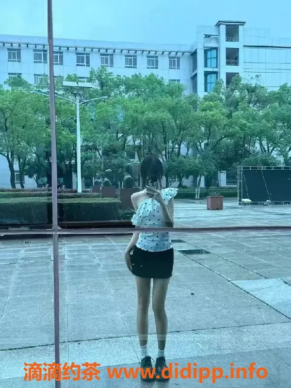 成都楼凤-成都兼职嫩妹佳妮，19岁，身高163，600元服务体验