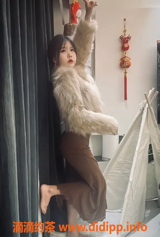 西安楼凤-莲湖蓉蓉，20岁163cm，6p/11pp自提服务