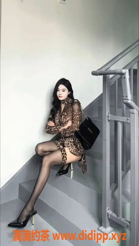 长沙楼凤-天心区24岁甜秘书，身高170体重100，36D服务火热