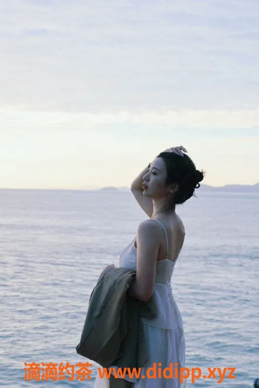 上海楼凤-小静崽：上海清纯大学生165，92斤，1200元服务