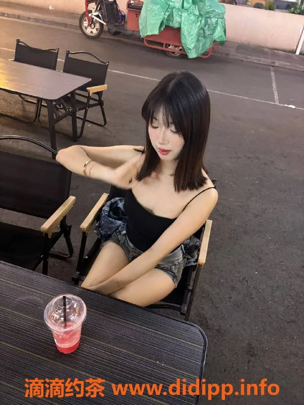 成都楼凤-青羊区嫩妹安安：155cm、80斤，服务生疏