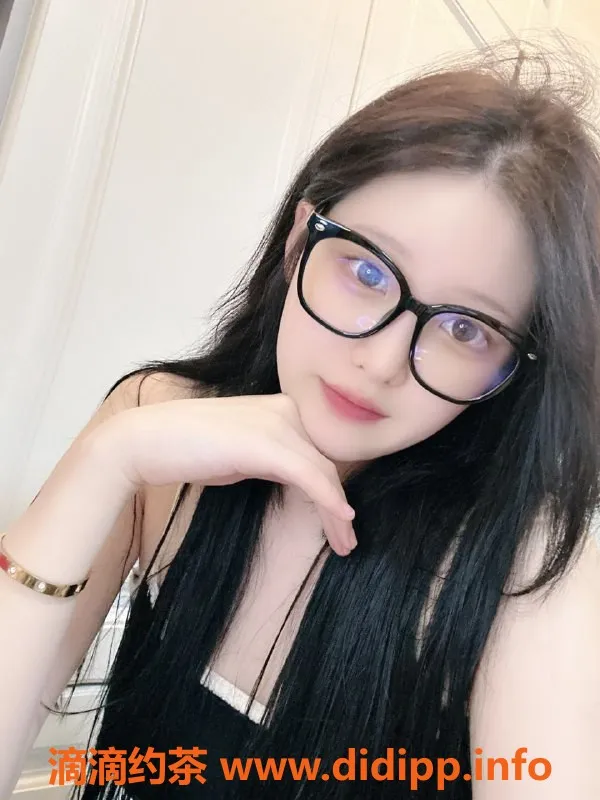 深圳楼凤-南山川岛菲，1100p舌吻制服派对体验