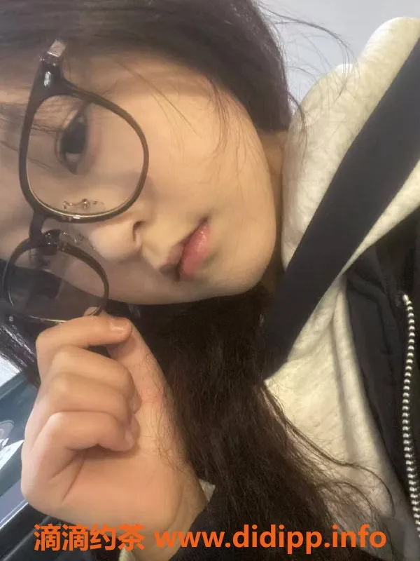 深圳楼凤-龙华小慧嫩妹，799元送舌吻服务