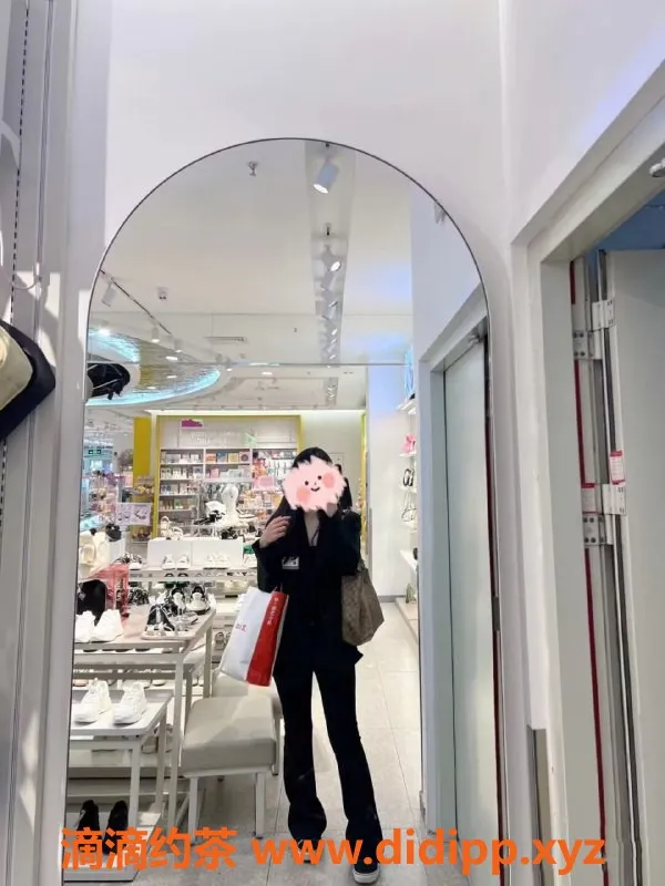 武汉楼凤-心语老师，身高165，年仅22，服务热情价位合理