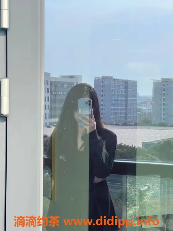 武汉楼凤-心语老师，身高165，年仅22，服务热情价位合理