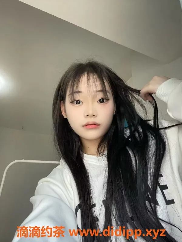 武汉楼凤-小莹，身高不高，但让你感受不一样的服务