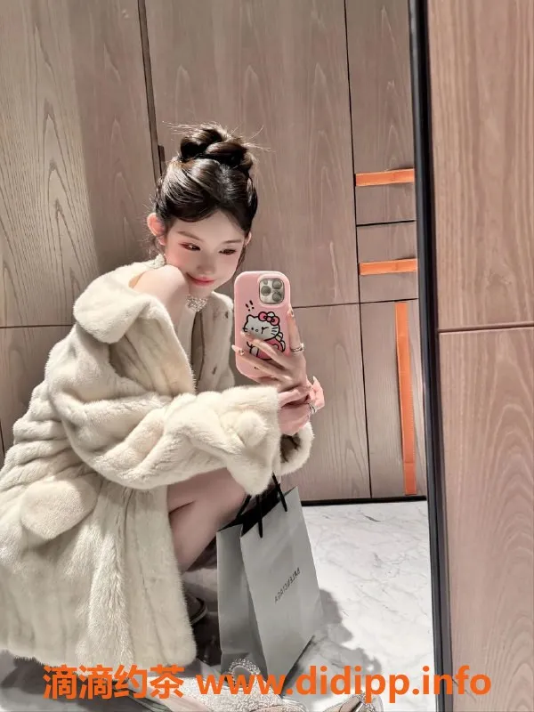 北京楼凤-三里屯大胸嫩妹，内衣批发30Z起