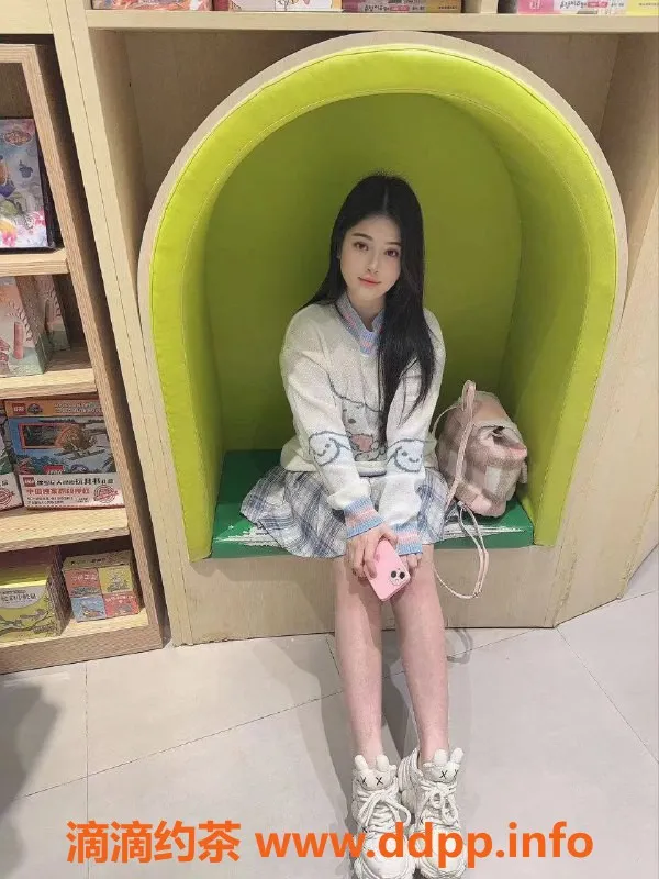 成都楼凤-成华区乐雪，19岁嫩妹，500元享受亲密服务