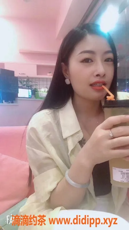 广州楼凤资源信息,天河小红少妇，400元舌吻服务，视频验证！