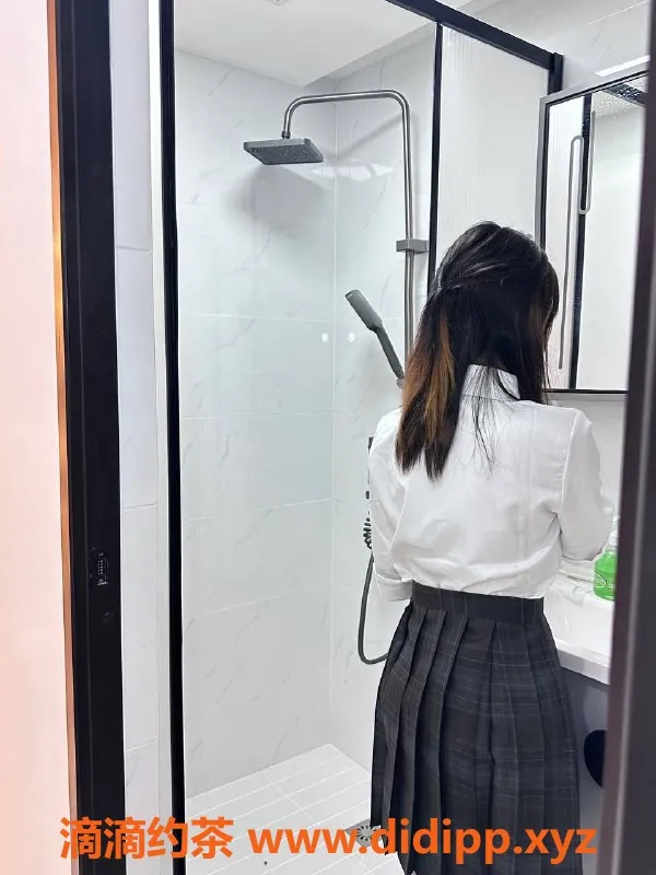 成都楼凤-圆圆：成都市158cm 89斤嫩妹，500元包夜服务