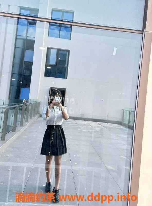 成都楼凤-圆圆：成都市158cm 89斤嫩妹，500元包夜服务