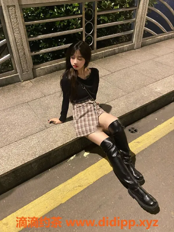 杭州楼凤-富阳丫丫，170cm高挑学生妹，48kg白嫩肌肤