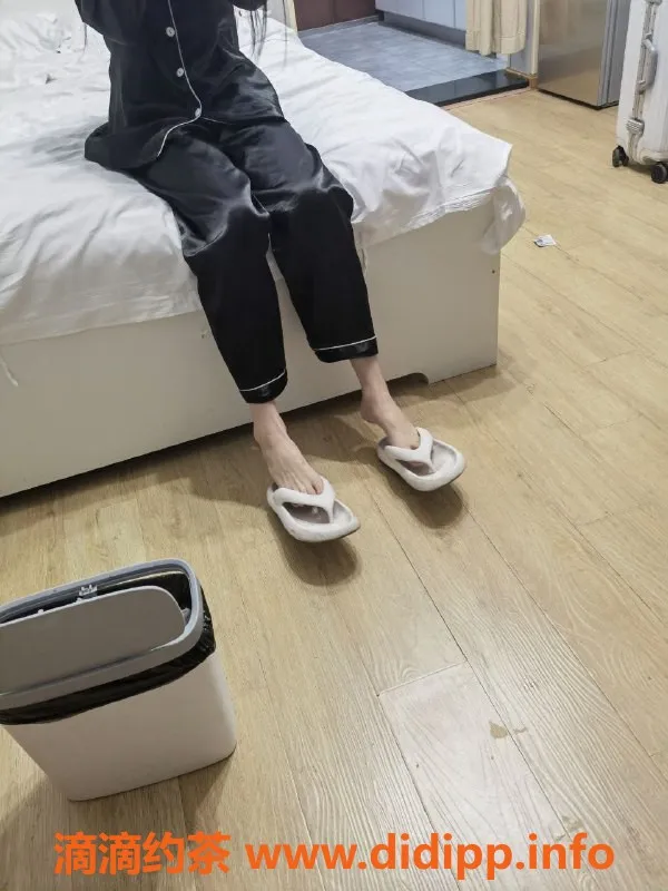 成都楼凤-成都嫩妹冰冰，166cm高挑排骨精，600元体验