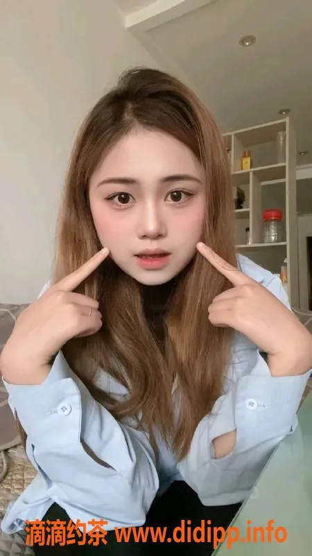 成都楼凤-成华区嫩妹小薇，年龄18岁，身高163，550元60分钟