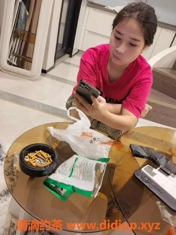 成都上门服务-成都佳佳，165高、103重的温柔嫩妹，600元起