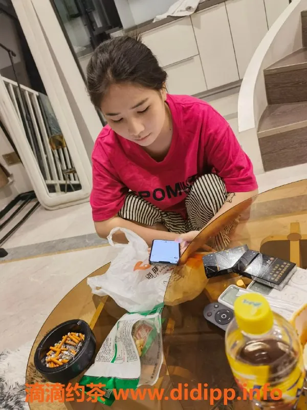 成都上门服务-成都佳佳，165高、103重的温柔嫩妹，600元起