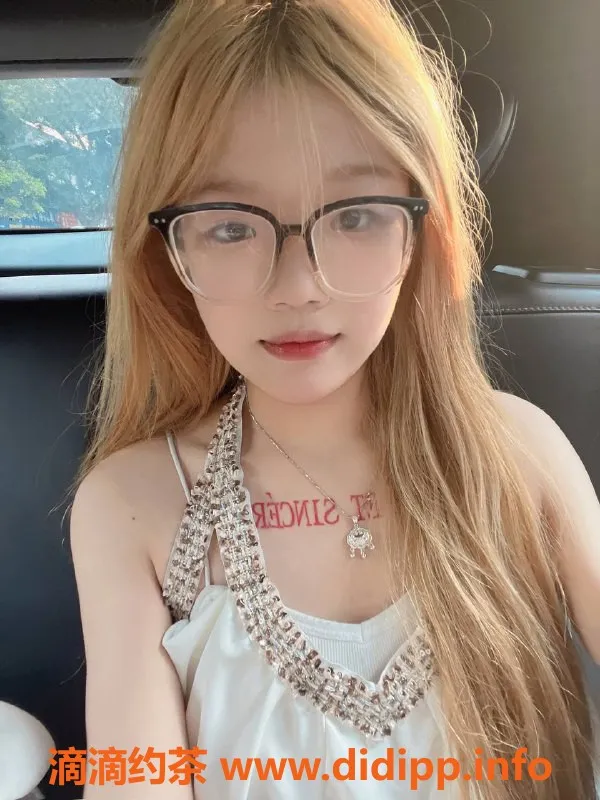 深圳楼凤资源信息,龙岗小师妹，课费800P，服务好评不断