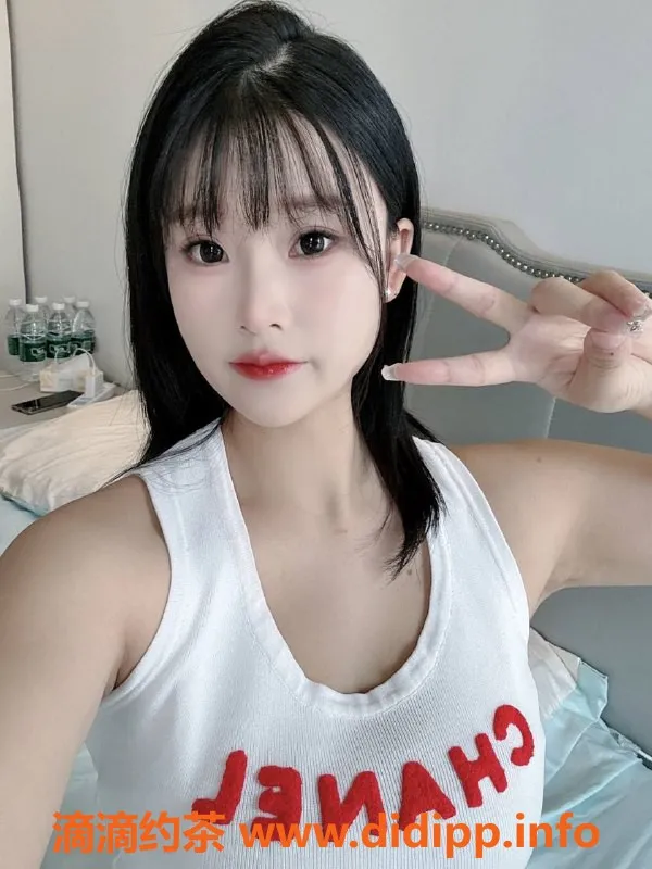 成都楼凤-成华区18岁巨乳嫩妹云云，D+大奶超敏感