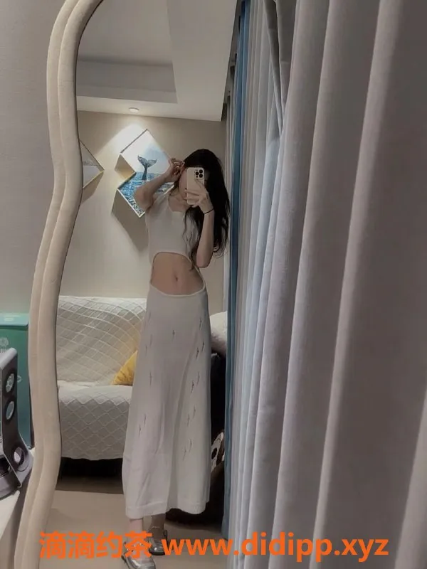 上海楼凤-闵行李泽雨，163/44KG嫩妹，制服鸳鸯浴服务