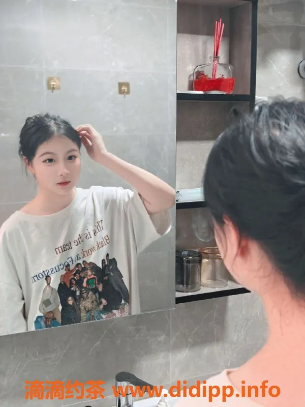 成都楼凤-成华区小葵：165嫩妹，C罩杯，白嫩大奶只需XXX元