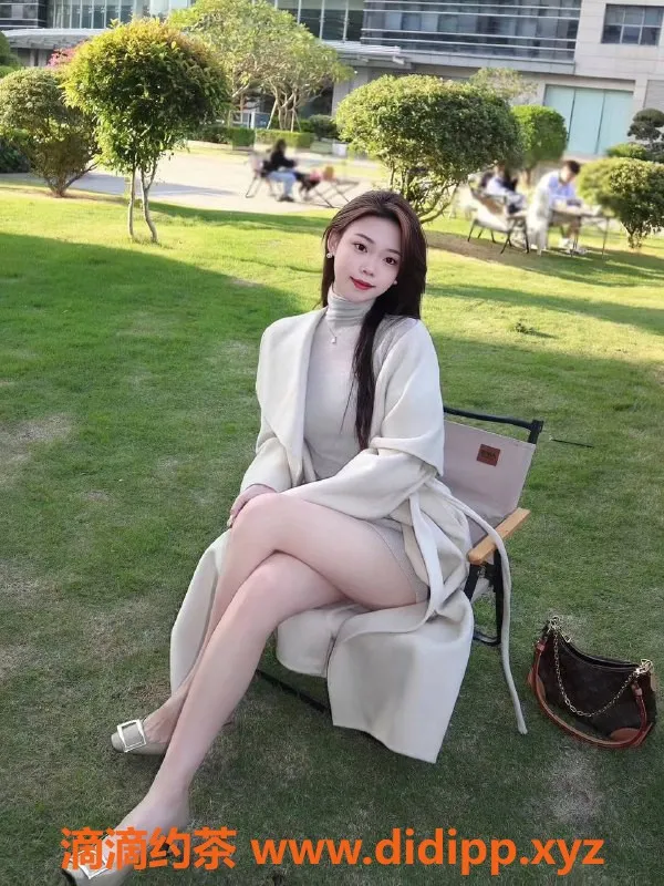 深圳楼凤-龙华小鹿，700p体验，制服&69诱惑