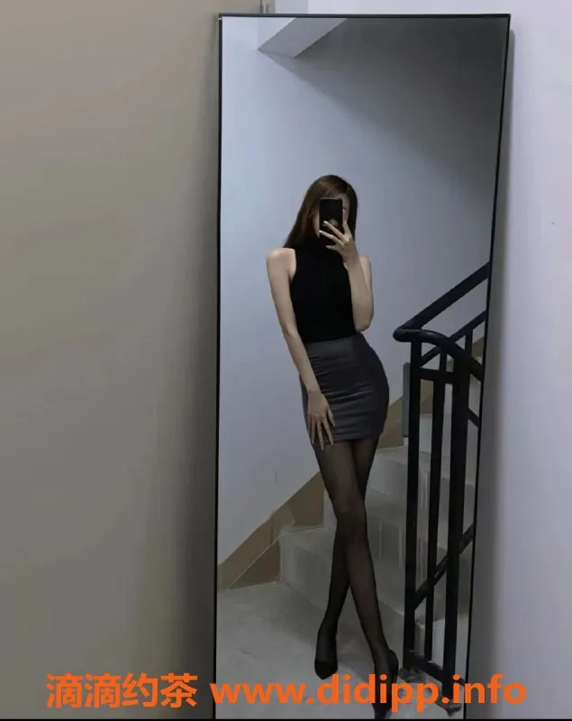 东莞楼凤-东莞名模，身高一米八，腿玩年，绝对骚气体验