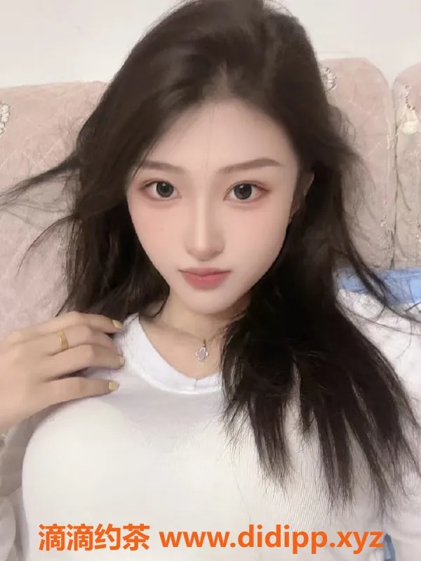 成都楼凤-成都19岁高挑嫩妹冬冬，三件套仅需600元