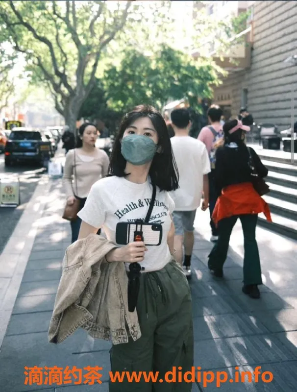 成都楼凤-新南门嫩妹鹿鹿，160cm高90斤，700元60分钟