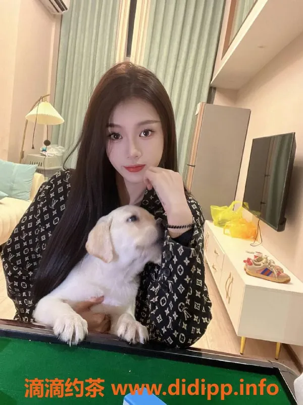 深圳楼凤-深圳龙岗豆豆糖，21岁168cm C杯性感伴游