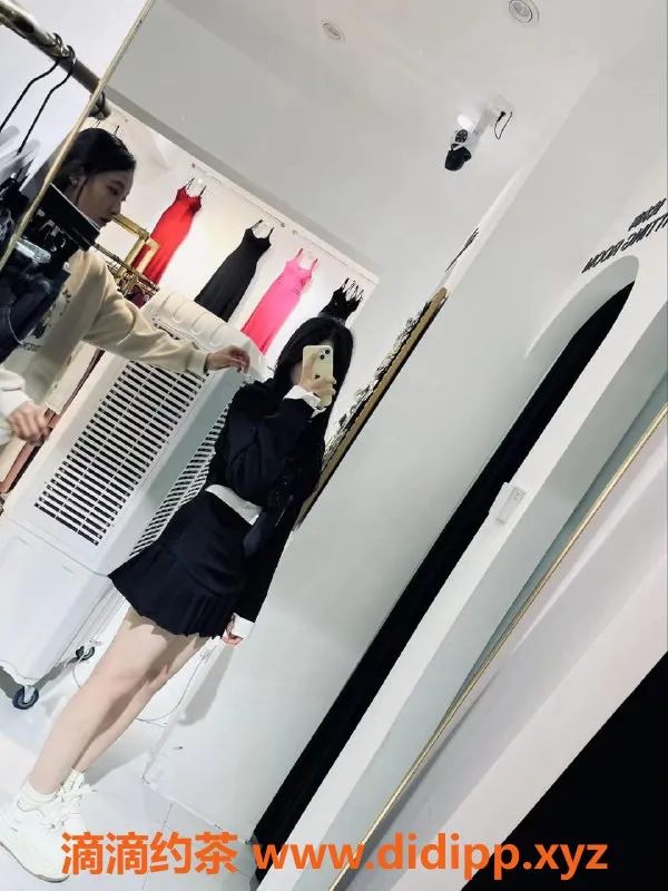 成都楼凤-成都红星国际小静，18岁嫩妹，500元/50分钟